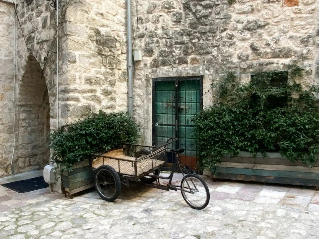 Cascadorii medievale pe biciclete Lime: Compania avertizează utilizatorii după un viral periculos